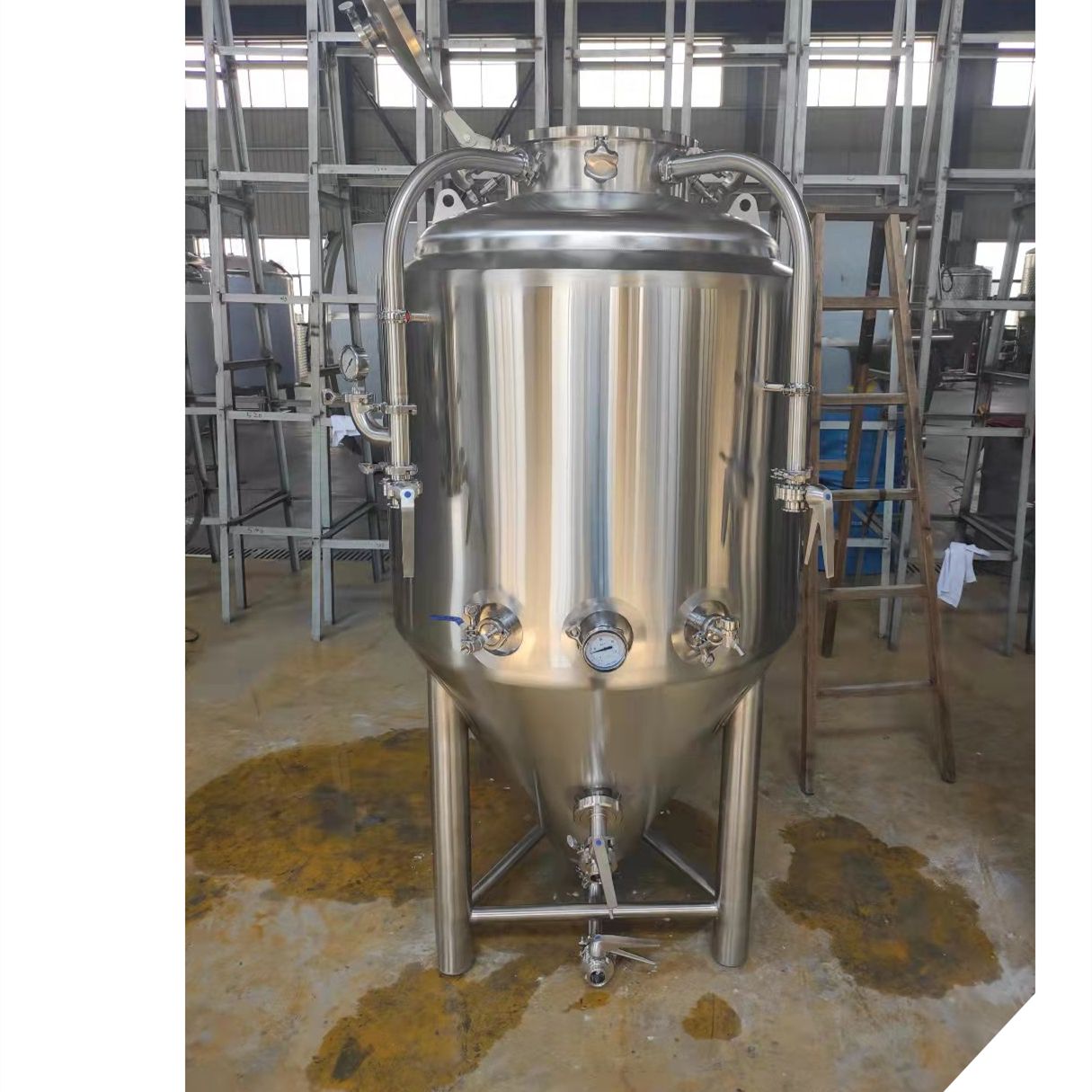 Preparación casera con tanque de fermentación de 50 galones